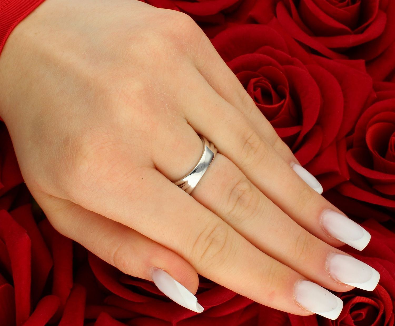 Szeroki złoty pierścionek z diamentami 585 Trzy kolory złota. Pierścionek wykonany ze złota próby 585- w większości z białego złota, z dodatkiem żółtego i różowego. 2.jpg